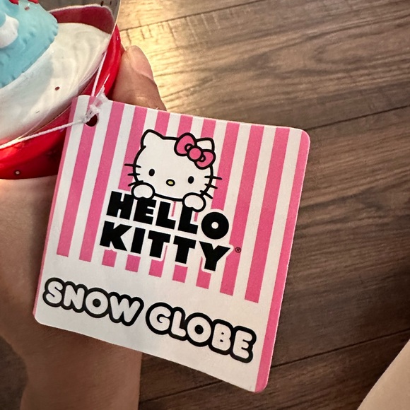 Hello Kitty Merry Jolly Happy Snow Globe - Picture 3 of 5